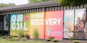 residential-withdrawal-management Lighthouse Behavioral Health building with a colorful "Recovery" mural.